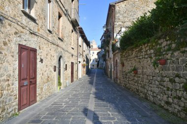 İtalya 'nın Campania kentindeki eski Perdifumo evleri arasında dar bir sokak..