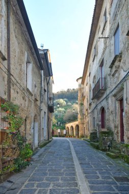 İtalya 'nın Campania kentindeki eski Perdifumo evleri arasında dar bir sokak..