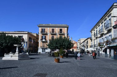 İnsanlar Pozzuoli meydanında yürüyor, İtalya 'nın Campania şehrinde bir kutlama gününde..