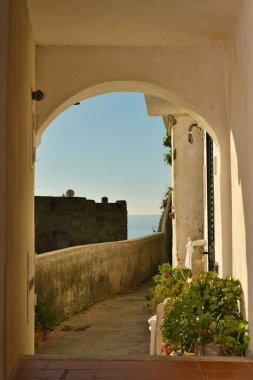 İtalya 'nın Amalfi kıyısındaki köylerde karakteristik bir dar sokak..