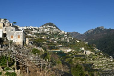İtalya 'nın Amalfi kıyısındaki bir köyün manzarası.