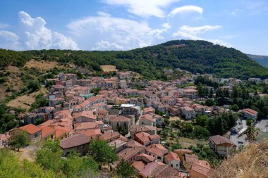 Sasso di Castalda çevresindeki manzara Basilicata, İtalya 'da küçük bir kasaba..