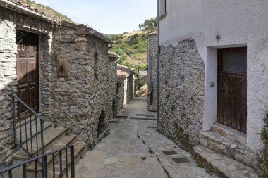 Sasso di Castalda 'da bir sokak, Basilicata, İtalya' da bir köy..