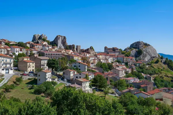 İtalya 'da Molise' de bir köy olan Pietrabbondante 'nin manzarası.