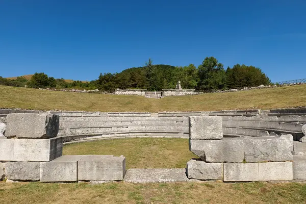 İtalya 'nın Molise şehrinde Pietrabbondante' de antik bir Samnite tiyatrosunun kalıntıları..