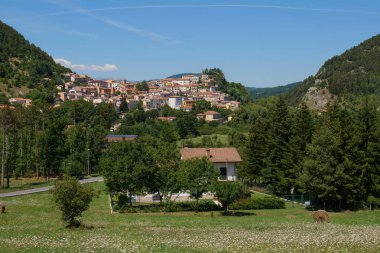 İtalya 'nın Molise kentindeki Carovilli köyünün manzarası..