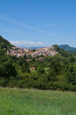 İtalya 'nın Molise kentindeki Carovilli köyünün manzarası..