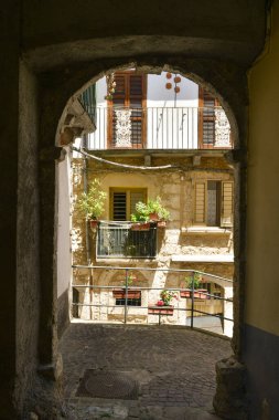 İtalya 'nın Molise kentindeki eski Castel San Vincenzo evleri arasında bir sokak..