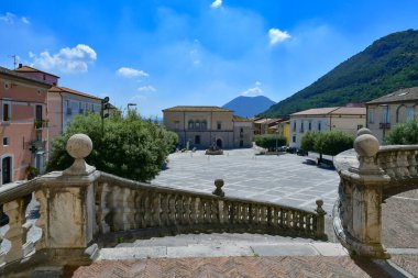 İtalya, Campania 'da bir köy olan Cerreto Sannita' nın ana meydanına bakın..