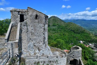 Pietravairano, İtalya 'da terk edilmiş bir şatonun kalıntıları..