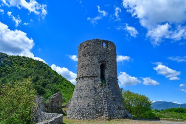 Pietravairano, İtalya 'da terk edilmiş bir şatonun kalıntıları..