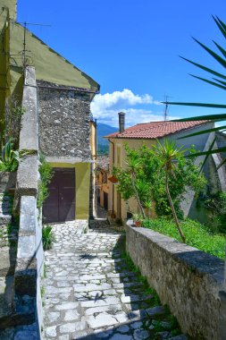 Pietravairano 'da dar bir sokak, İtalya' nın Campania kentindeki kırsal bir kasaba..