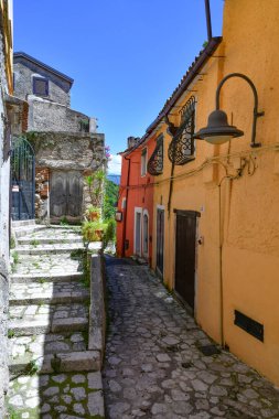 Pietravairano 'da dar bir sokak, İtalya' nın Campania kentindeki kırsal bir kasaba..
