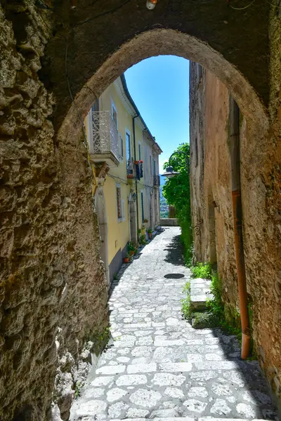 Pietravairano 'da dar bir sokak, İtalya' nın Campania kentindeki kırsal bir kasaba..