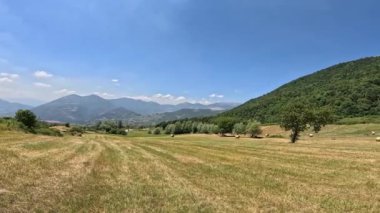 Pontelandolfo çevresindeki manzara, İtalya 'nın Campania şehrinde küçük bir kasaba..