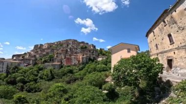 İtalya 'nın Caserta eyaletinde küçük bir kasaba olan Pietravairano çevresindeki yeşil manzara.