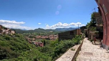 İtalya 'nın Caserta eyaletinde küçük bir kasaba olan Pietravairano çevresindeki yeşil manzara.