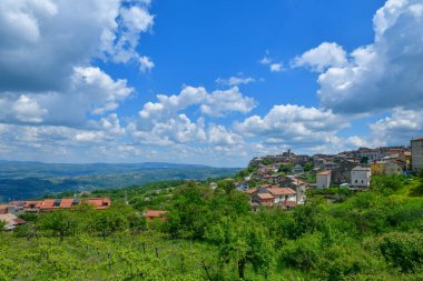 İtalya, Campania 'da küçük bir kasaba olan Castelvetere Konsolosu Calore çevresindeki manzara.