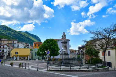 Castelvetere 'de bir cadde Konsolos Calore, İtalya, Campania' da bir köy..