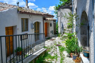 Castelvetere 'de bir cadde Konsolos Calore, İtalya, Campania' da bir köy..