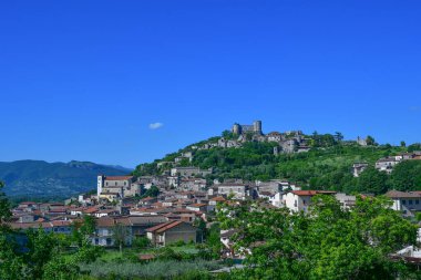 İtalya 'nın Caserta eyaletinde küçük bir kasaba olan Vairano Paterona çevresindeki yeşil manzara.