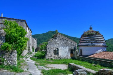 İtalya 'nın Caserta ilindeki terk edilmiş bir köyün kalıntıları görülüyor..
