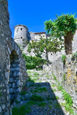 İtalya 'nın Caserta ilindeki terk edilmiş bir köyün kalıntıları görülüyor..