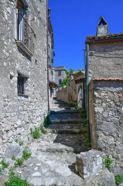 İtalya 'nın Caserta ilindeki terk edilmiş bir köyün kalıntıları görülüyor..