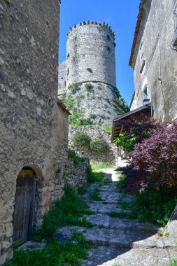 İtalya 'nın Caserta ilindeki terk edilmiş bir köyün kalıntıları görülüyor..