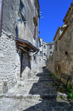 İtalya 'nın Caserta ilindeki terk edilmiş bir köyün kalıntıları görülüyor..