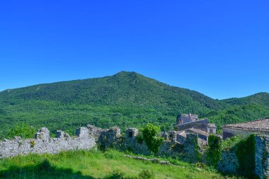 İtalya 'nın Caserta ilindeki terk edilmiş bir köyün kalıntıları görülüyor..