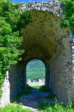 İtalya 'nın Caserta ilindeki terk edilmiş bir köyün kalıntıları görülüyor..