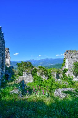 İtalya 'nın Caserta ilindeki terk edilmiş bir köyün kalıntıları görülüyor..