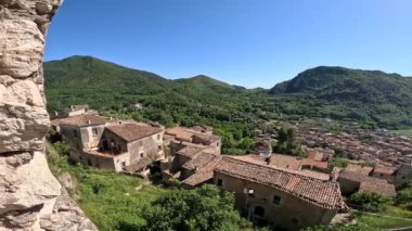 İtalya 'nın Caserta ilindeki terk edilmiş bir şatonun kalıntıları görülüyor..