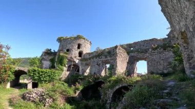 İtalya 'nın Caserta ilindeki terk edilmiş bir şatonun kalıntıları görülüyor..