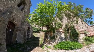 İtalya 'nın Caserta ilindeki terk edilmiş bir şatonun kalıntıları görülüyor..