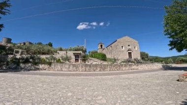 İtalya 'nın Campania şehrinde küçük bir kasaba olan Vairano Paterona çevresindeki yeşil manzara.