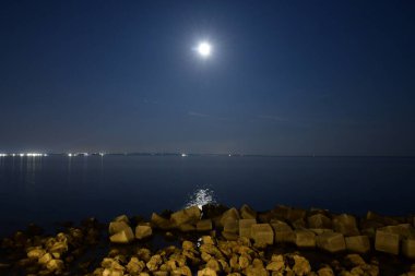 Gelibolu 'nun gece görüntüsü, İtalya' nın Lecce eyaletindeki bir sahil kasabası..