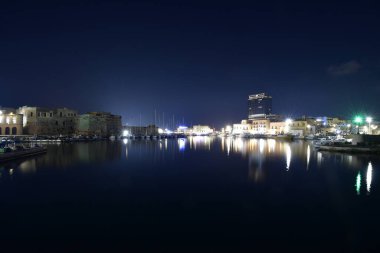 Gelibolu 'nun gece görüntüsü, İtalya' nın Lecce eyaletindeki bir sahil kasabası..