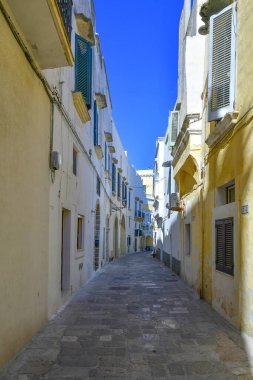 İtalya 'nın Puglia kentindeki Gelibolu' nun tarihi merkezinde dar bir cadde..