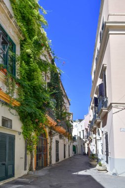 İtalya 'nın Puglia kentindeki Gelibolu' nun tarihi merkezinde dar bir cadde..