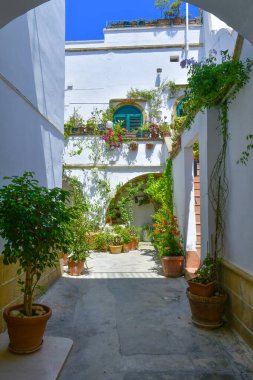 İtalya 'nın Puglia kentindeki Gelibolu' nun tarihi merkezinde dar bir cadde..