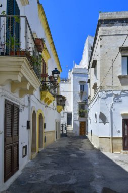 İtalya 'nın Puglia kentindeki Gelibolu' nun tarihi merkezinde dar bir cadde..