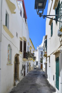 İtalya 'nın Puglia kentindeki Gelibolu' nun tarihi merkezinde dar bir cadde..