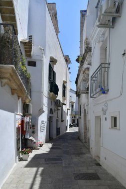 İtalya 'nın Puglia kentindeki Gelibolu' nun tarihi merkezinde dar bir cadde..