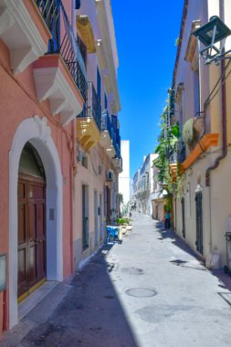 İtalya 'nın Puglia kentindeki Gelibolu' nun tarihi merkezinde dar bir cadde..