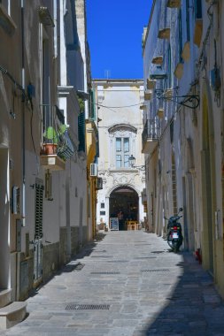 İtalya 'nın Puglia kentindeki Gelibolu' nun tarihi merkezinde dar bir cadde..