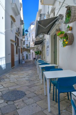 İtalya 'nın Puglia kentindeki Gelibolu' nun tarihi merkezinde dar bir cadde..