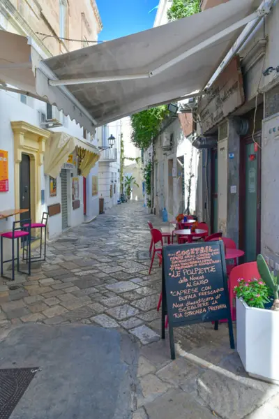 İtalya 'nın Puglia kentindeki Gelibolu' nun tarihi merkezinde dar bir cadde..