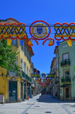 Portekiz, Braga 'nın renkli binaları arasında bir cadde.